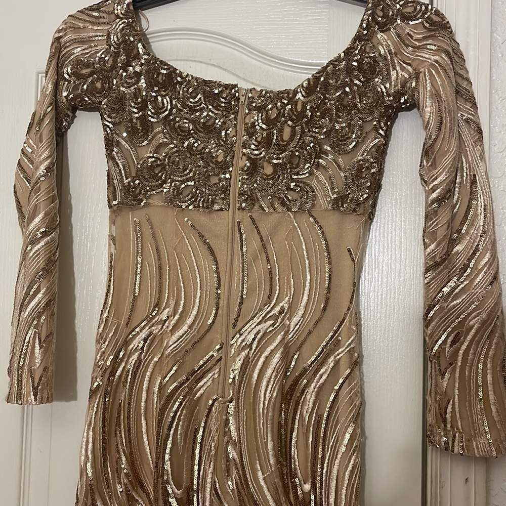 Beautiful Gold Sequins Form Fitting Size Small. - Picture 6 of 12